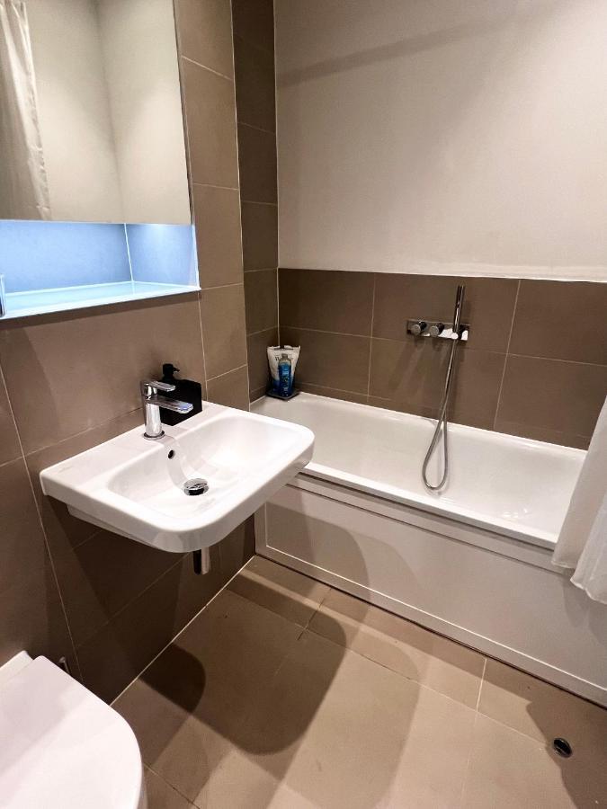 רדינג Lakeside Lux Bedroom With Parking, M4 Jct 11, Next To Train Station מראה חיצוני תמונה